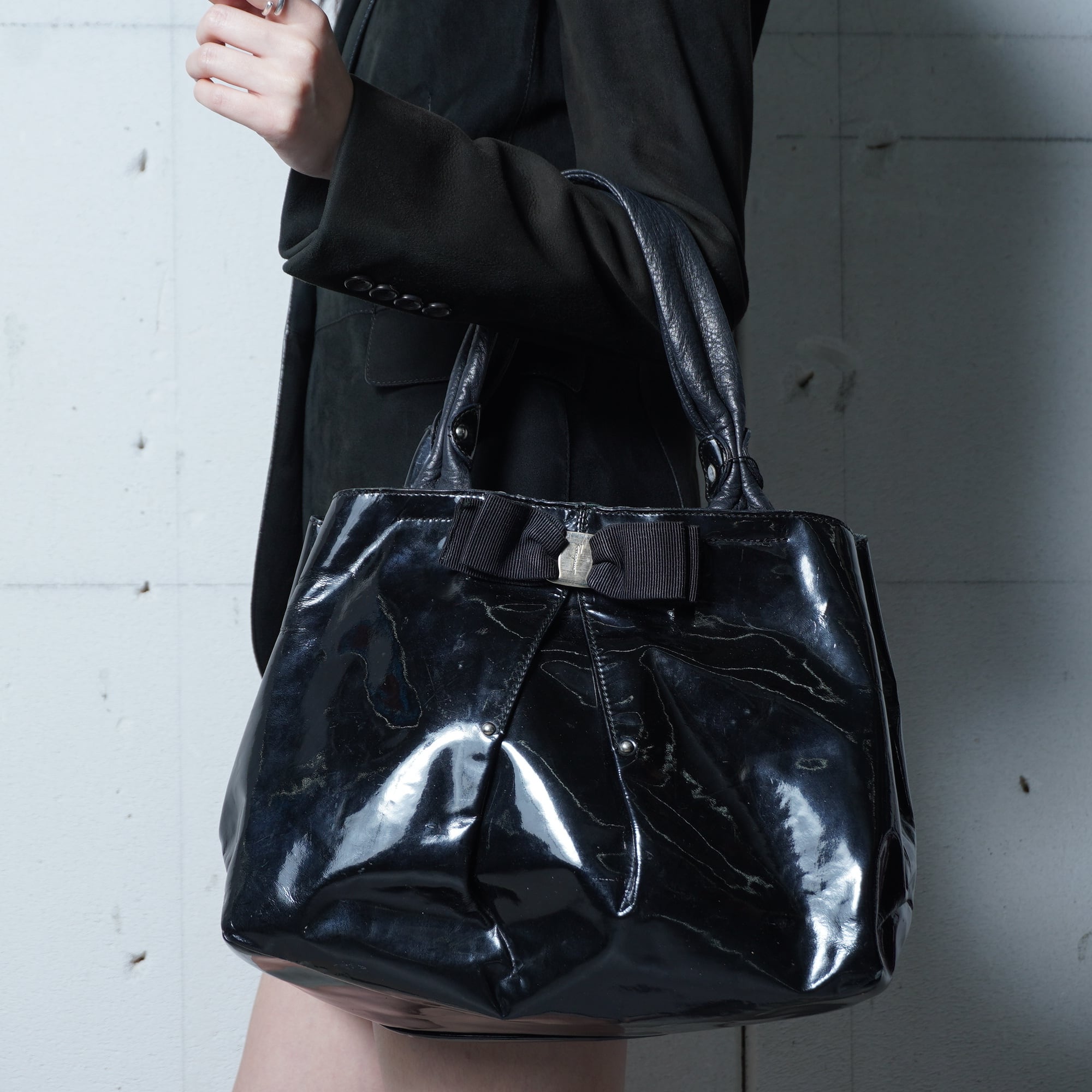 Ferrgamo】フェラガモ ロゴ入 エナメルトート black | MIXHIVE