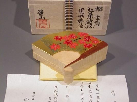 茶道具 香合、榧（かや）金箔 紅葉蒔絵 扇形香合、 越前 蒔絵師 中林