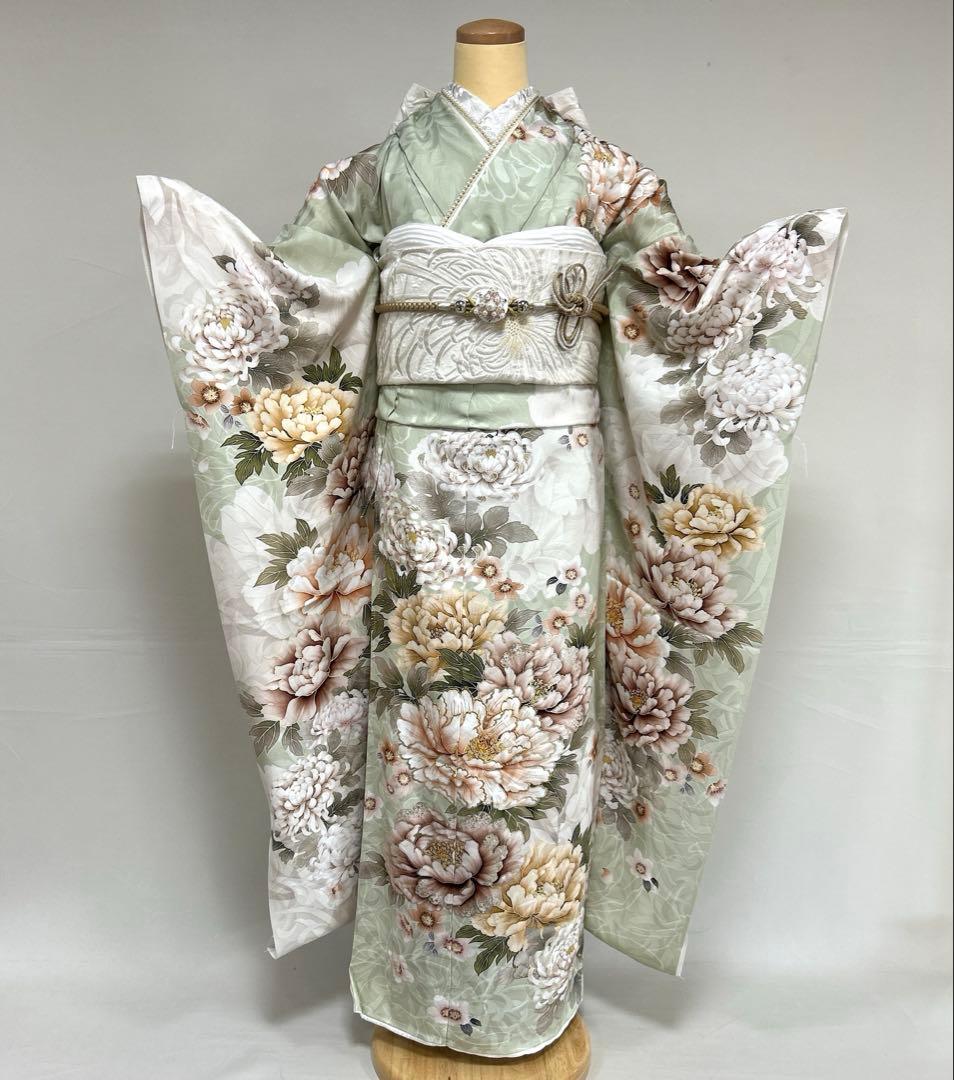 上品なくすみグリーンの牡丹と菊の振袖フルセット 淡い緑色に白牡丹。ピュアな雰囲気の成人式振袖｜希空のふりそで