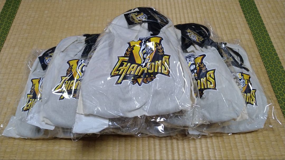【阪神タイガース】スリッパ（2025年優勝ロゴ）巾着袋入6個セット 阪神タイガース】2025リーグ優勝記念マルチ巾着 | ヘソプロダクション