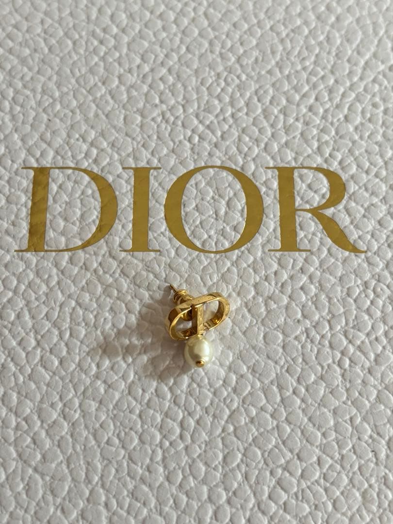 Dior ゴールドメッキ パール付きピアス(片耳用) Petit CD ピアス すぐ届く Dior ディオール PETIT CD ピアス (Dior/ピアス