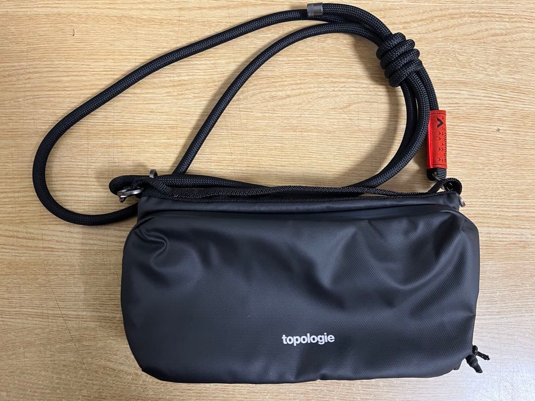 topologie ショルダーバッグ ボトルサコッシュM ブラック　ストラップ付 topologie/トポロジー】ボトルサコッシュを夫婦でシェア。京都三条店で