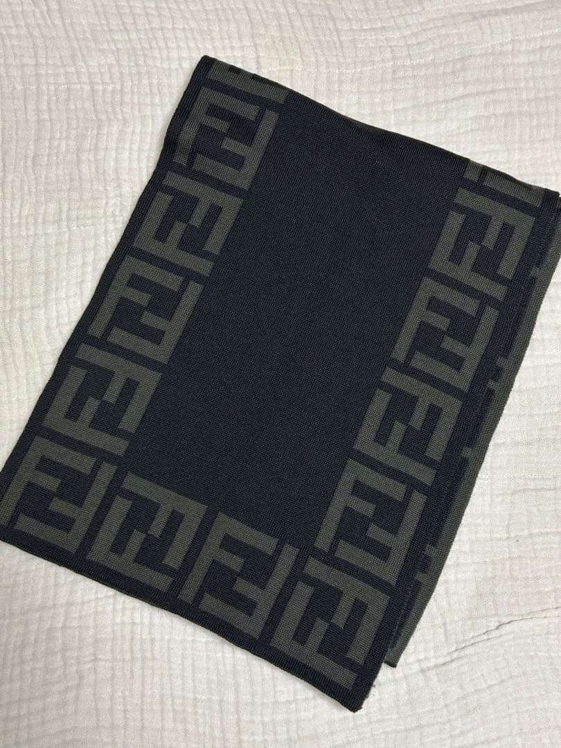 【中古品】FENDI マフラーズッカ柄　ブラック　グレー フェンディ FENDI マフラー ストール ズッカ柄 ロゴ 黒 ブラック