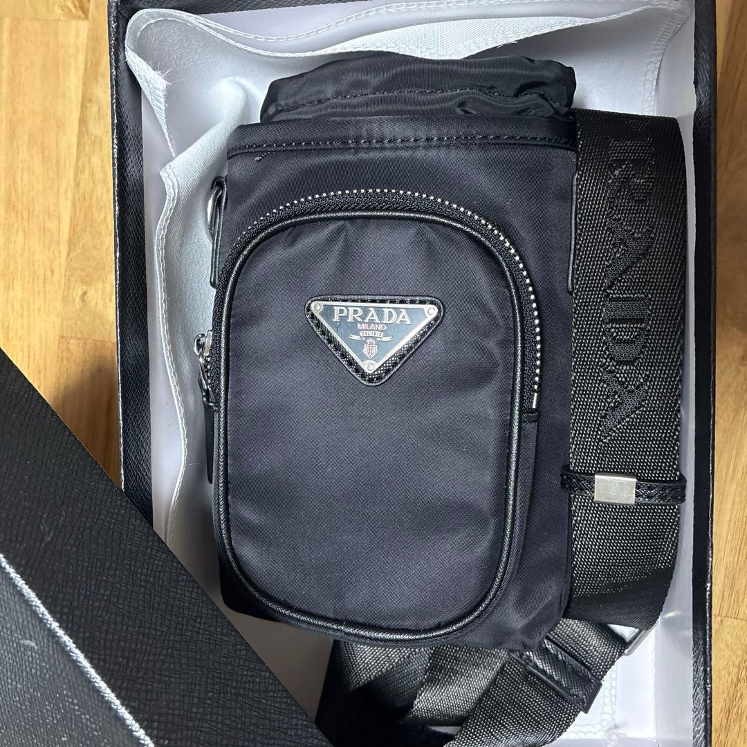PRADAノベルティ スマホショルダーバッグ ブラック　箱無し PRADA ☆ ショルダーバッグ スマホショルダー ノベルティ ブラック